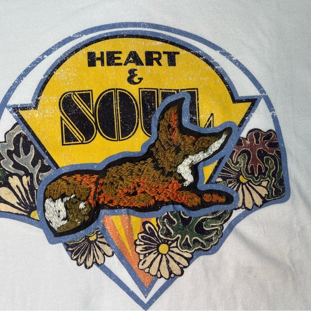 Sz med Akoo Heart Soul White Tee with Colorful Graphic - Picture 3 of 4